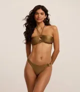 Conjunto de bikini color dorado metalizado, compuesto por un corpiño strapless con tirantes halter removibles y detalle de aros metálicos, y una bombacha de corte clásico con aro decorativo en el lateral.
