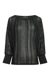 Blusa negra de encaje con hombros caídos, mangas tres cuartos con puños ajustados y diseño de paneles verticales texturizados.