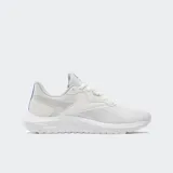 Championes de running Reebok Energen Lux, color blanco con detalles en gris claro. Poseen una capellada de malla transpirable con refuerzos sintéticos, entresuela liviana de una sola pieza para mayor amortiguación y cierre mediante cordones.