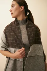 Chal unisex de lana fina sin teñir, realizado con retazos de telas diseñadas exclusivamente por Don Baez.