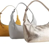 Cartera tipo baguette con asa corta regulable. Se ofrece en tres variantes: una en color dorado con textura de piel de serpiente, una en gris claro con textura de piel de cocodrilo, y una en amarillo mostaza con acabado charol.