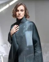 Tapado de lana merino afieltrada color gris con diseño desestructurado, bolsillos laterales y teñido con efecto ventana.