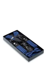 Set de tirantes con moño y pañuelo de bolsillo, color azul con estampado floral en tonos grises. Los tirantes son ajustables y tienen apliques para abrochar a botones o pinzas metálicas para sujetarlos al pantalón.