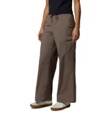 Pantalón cargo de mujer de corte ancho y relajado, color marrón, con cintura elástica ajustable con cordón y bolsillos laterales cargo.