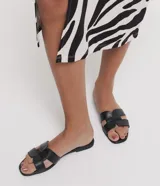 Sandalias planas color verde militar, con puntera cuadrada y dos tiras horizontales en la parte delantera.