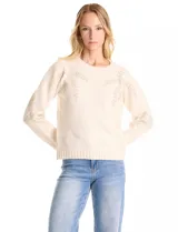 Buzo color beige de tejido suave con bordados florales de ramas y hojas en canutillos al tono en la parte delantera y mangas. Escote, puños y ruedo con terminación en rib acanalado.