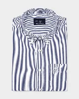 Camisa de manga larga Brooksfield modelo Yann, de corte regular y diseño clásico con micro rayas azules y blancas. Cuenta con cuello con botones, cierre frontal abotonado, bolsillo ojal en el pecho con logo bordado y botones a tono.