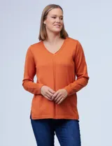 Buzo rojo tejido en hilado fino con escote en V y pespunte central.