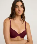 Soutien push-up de microfibra color bordó, con tirantes ajustables y copas moldeadas con relleno.