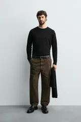Sweater de punto relaxed fit confeccionado en hilatura con viscosa de tacto suave, color marrón, con cuello redondo y manga larga. Cuenta con acabados en rib.