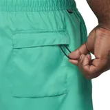 Short de baño color verde agua con cintura elástica ajustable con cordón blanco y logo de Nike bordado en blanco en la pierna derecha.