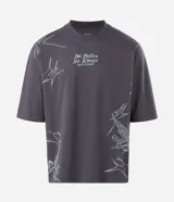 Remera de corte oversized color gris oscuro, con cuello redondo y manga corta. Presenta una estampa gráfica en la espalda que incluye un ángel, estrellas y el lettering 'No Mercy' junto a la frase 'Las calles no perdonan'.