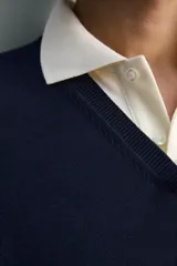 Jersey de punto de algodón, color azul marino, con cuello en V y manga larga.