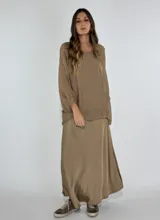 Pollera larga color crudo, de corte recto y tiro alto.