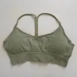 Top deportivo celeste con espalda estilo nadador y banda elástica en el bajo busto.