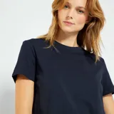 Camiseta azul marino lisa de punto, con cuello redondo y mangas cortas con dobladillo.