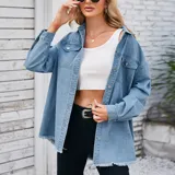 Campera tipo sobrecamisa de denim en tono azul claro, con corte oversize, cuello italiano, cierre frontal con botones metálicos, bolsillos frontales con solapa y ruedo con detalle desflecado.