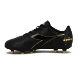 Championes de fútbol Diadora Barrica Futbol MD para hombre, color negro con detalles dorados.