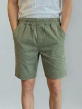 Bermuda de hombre color verde oliva, con cintura elástica fruncida y bolsillos laterales.