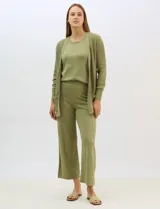 Cardigan abierto de tejido acanalado, con bolsillos frontales y mangas largas de corte entallado con puños de rib.