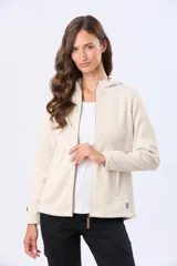 Campera de felpa con cierre frontal, capucha y detalle de parche de cuero sintético en la manga.