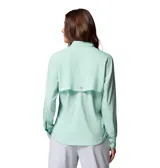 Camisa de manga larga Columbia modelo Tamiami II, color verde menta. Presenta cuello camisero, cierre frontal con botones, bolsillo en el pecho con logo de la marca y aberturas de ventilación en la espalda. Confeccionada en tejido técnico con tecnología Omni-Wick y protección solar Omni-Shade.