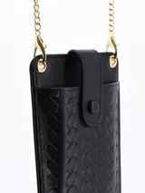 Morral negro con textura símil piel de reptil, cierre con broche a presión y correa de cadena dorada.