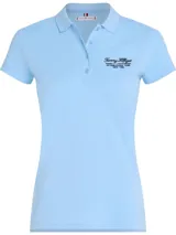 Chomba celeste de piqué de algodón elástico, corte slim, con cuello clásico, cartera de cuatro botones y logo de Tommy Hilfiger bordado en el pecho y en la manga.