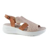 Sandalias casuales Korium Confort Bella, con plataforma blanca y tiras de cuero sintético color celeste con perforaciones y marrón con diseño calado.