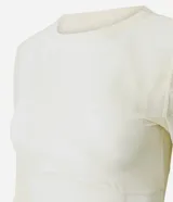 Remera deportiva de manga larga y cuello redondo, confeccionada en microfibra de poliamida con elastano, de diseño ajustado y corte entallado, con detalles en tul.
