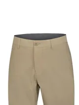 Pantalón de corte recto y tiro medio color beige, con cierre de botón y cremallera, bolsillos laterales y tejido elástico de tecnología Natural Flex.