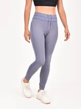 Calza deportiva negra con detalles de líneas finas en color fucsia en la cintura y los laterales.