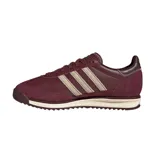Championes Adidas SL 72 RS inspirados en el modelo clásico de 1972, confeccionados en cuero color bordó con superposiciones de gamuza y las icónicas tres tiras en tono beige. Cuentan con mediasuela de EVA para mayor amortiguación y suela de caucho.