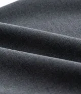 Pantalón de corte slim para hombre, confeccionado en tejido de poliéster, viscosa y elastano. Presenta cintura elástica con trabillas para cinturón, cierre tradicional y bolsillos funcionales.