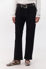 Pantalón de jean negro de corte recto con costuras en color ocre.