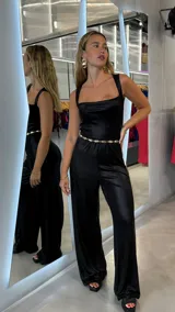 Mono largo negro de calce ajustado, con breteles anchos y escote cuadrado. Incluye un cinturón dorado con apliques de strass.