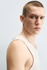 Musculosa negra ajustada de algodón con elasticidad, cuello redondo y sisa ancha.