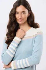 Buzo tejido de algodón con diseño a rayas en tonos beige, blanco y lila, de manga larga y cuello redondo, con calce relajado.