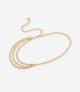 Cinturón de cadena de metal dorado con diseño de múltiples capas y colgantes de medallas decorativas. Cuenta con cierre de mosquetón ajustable.