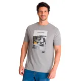 Remera de manga corta y cuello redondo en color gris melange. Presenta un estampado gráfico en el pecho con una imagen de maquinaria pesada, el texto 'Peoria Illinois' y el logo de la marca CAT en la parte inferior.