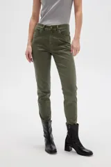 Pantalón jean skinny de calce medio, color negro.