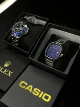 Set de dos relojes de pulsera con caja y malla de acero inoxidable. Incluye un reloj estilo diver con bisel azul y un reloj de esfera cuadrada azul con movimiento de cuarzo.