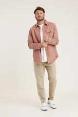 Pantalón de jean de corte recto color beige.