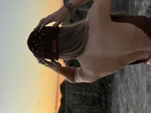 Gorro tipo casquete tejido al crochet color marrón, con apliques de perlas blancas.