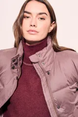 Campera puffer color lila con cierre frontal y cuello alto.