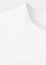 Camiseta de algodón blanca, de corte oversize, cuello redondo y manga corta con diseño holgado.