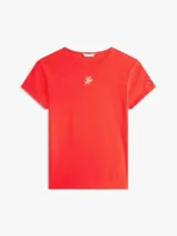 Remera roja de corte slim y mangas cortas, confeccionada en punto de algodón elástico con cuello redondo. Presenta un logo texturizado en fuente script en el pecho.