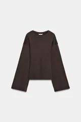 Camiseta entallada de algodón Supima color marrón, con cuello redondo y mangas largas acampanadas.