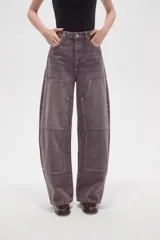 Pantalon de jean estilo barrel con tiro alto, diseño de paneles reforzados en las piernas y costuras visibles con remaches metálicos.