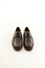 Zapato de vestir acordonado para hombre, confeccionado en 100% cuero vacuno negro con diseño clásico, punta redonda y suela con detalle de costura visible.